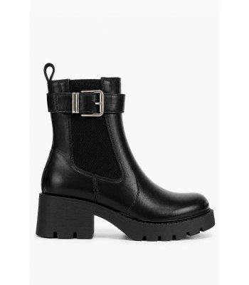 Μαύρα ankle boots με αγκράφα και τρακτερωτή σόλα