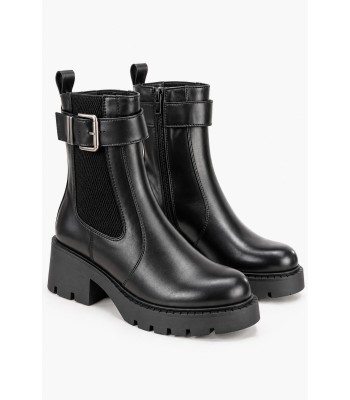 Μαύρα ankle boots με αγκράφα και τρακτερωτή σόλα