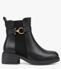 Μαύρα ankle boots με χρυσή αγκράφα και λάστιχο στο πλάι