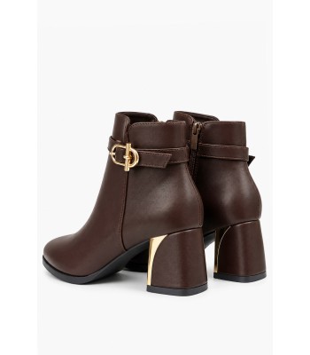 Καφέ ankle boots με χρυσή αγκράφα και τετράγωνο τακούνι