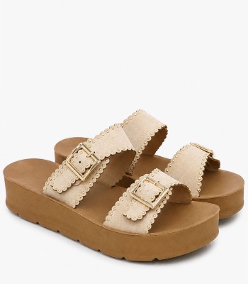 Μπεζ flatform με διακοσμητικές αγκράφες και χρυσά τρουκς
