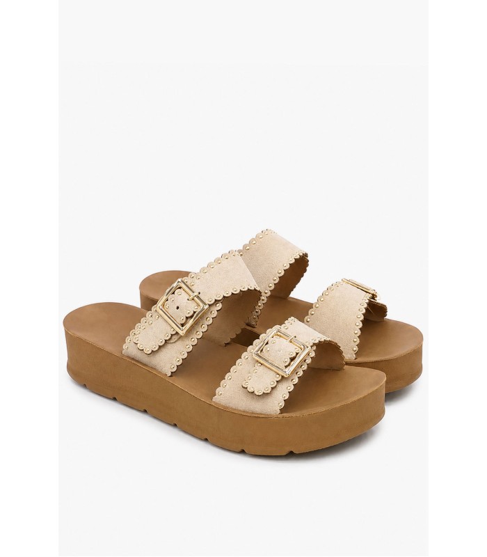 Μπεζ flatform με διακοσμητικές αγκράφες και χρυσά τρουκς