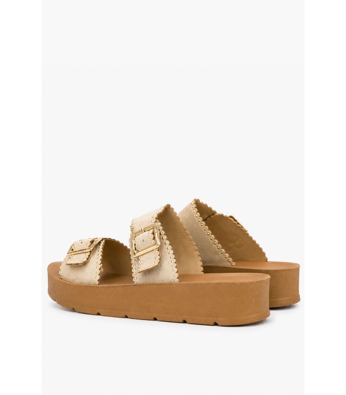 Μπεζ flatform με διακοσμητικές αγκράφες και χρυσά τρουκς
