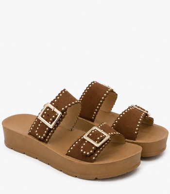 Καφέ flatform με διακοσμητικές αγκράφες και χρυσά τρουκς