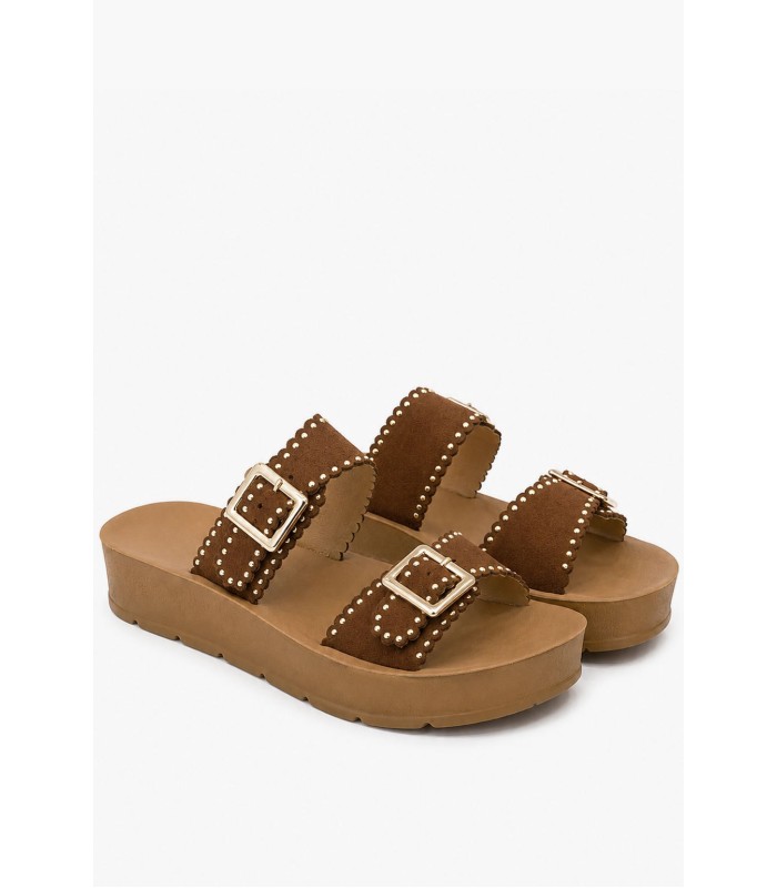 Καφέ flatform με διακοσμητικές αγκράφες και χρυσά τρουκς