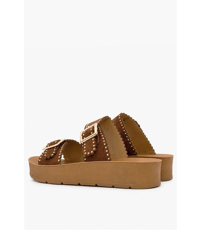 Καφέ flatform με διακοσμητικές αγκράφες και χρυσά τρουκς