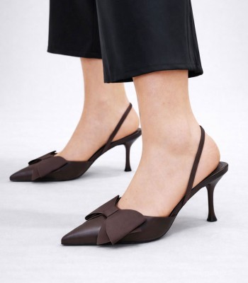 Καφέ μυτερή γόβα slingback με φιόγκο