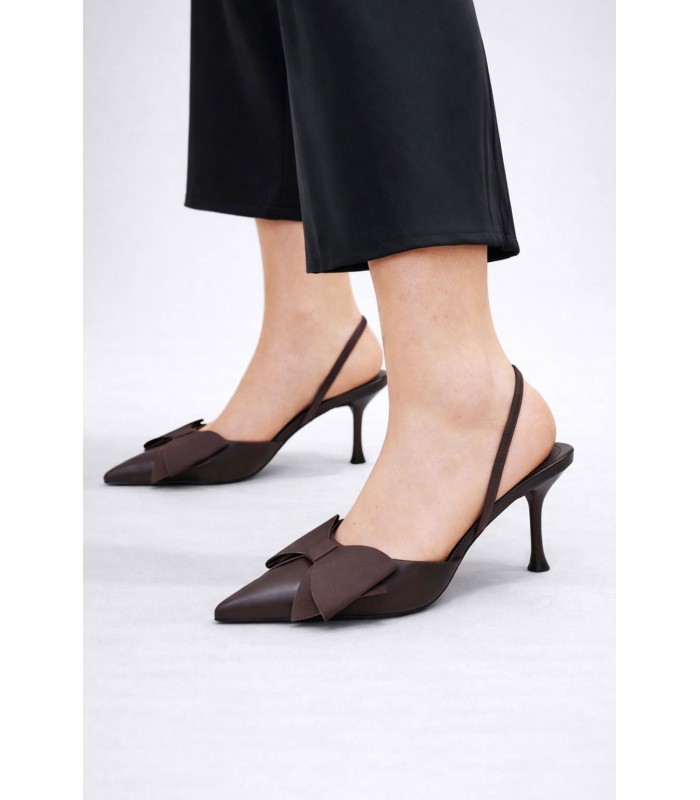 Καφέ μυτερή γόβα slingback με φιόγκο
