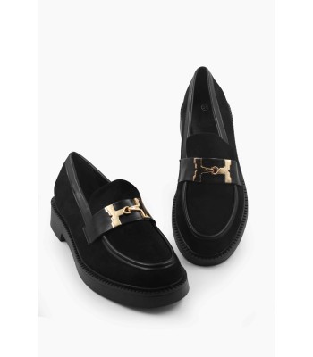 Μαύρο loafer με μεταλλική αγκράφα και συνδυασμό υλικών