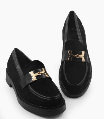 Μαύρο loafer με μεταλλική αγκράφα και συνδυασμό υλικών