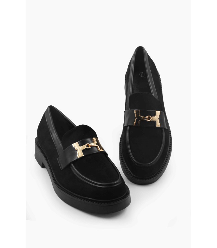 Μαύρο loafer με μεταλλική αγκράφα και συνδυασμό υλικών