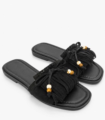 Μαύρο σανδάλι με κρόσσια και boho λεπτομέρειες