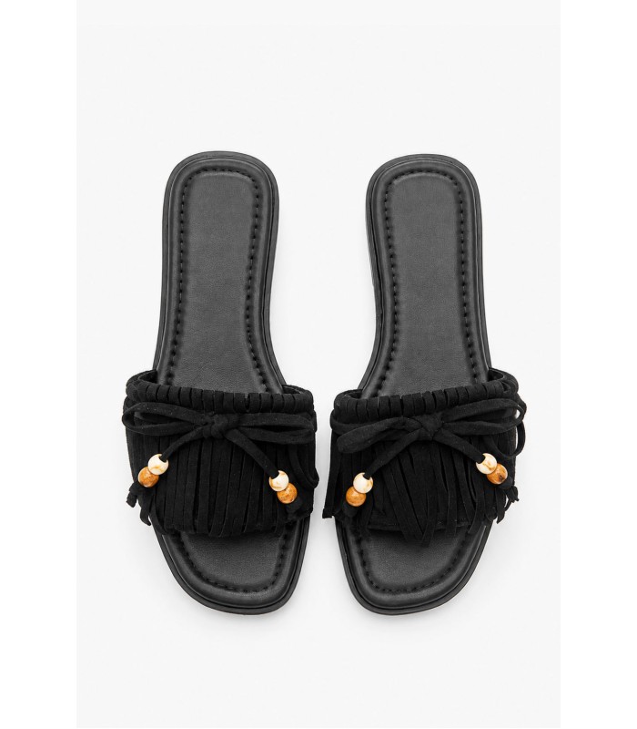 Μαύρο σανδάλι με κρόσσια και boho λεπτομέρειες