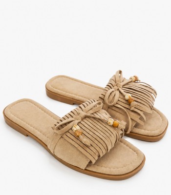 Χακί σανδάλι με κρόσσια και boho λεπτομέρειες