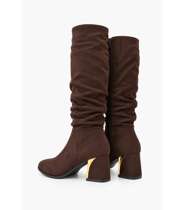 Καφέ slouchy μπότες suede με χρυσή λεπτομέρεια στο τακούνι