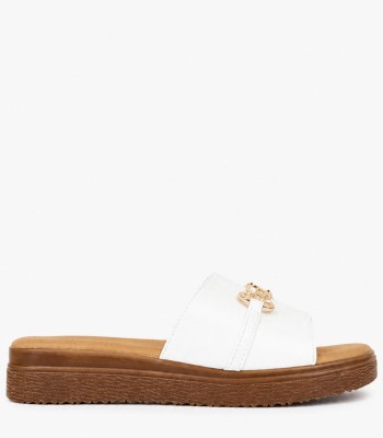 Λευκά flatform με χρυσό διακοσμητικό