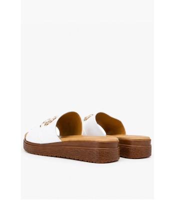 Λευκά flatform με χρυσό διακοσμητικό