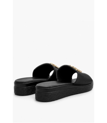 Μαύρο flatform με χρυσό διακοσμητικό στοιχείο