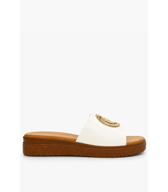 Λευκό flatform με χρυσό διακοσμητικό στοιχείο