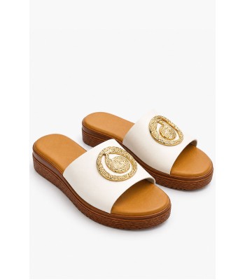 Λευκό flatform με χρυσό διακοσμητικό στοιχείο