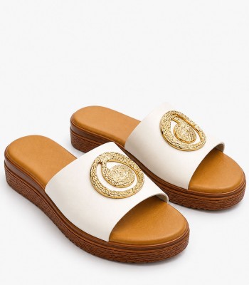Λευκό flatform με χρυσό διακοσμητικό στοιχείο