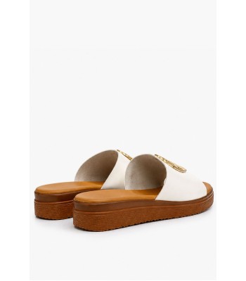 Λευκό flatform με χρυσό διακοσμητικό στοιχείο