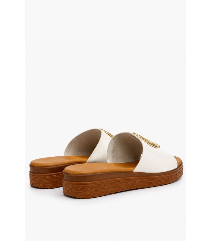 Λευκό flatform με χρυσό διακοσμητικό στοιχείο