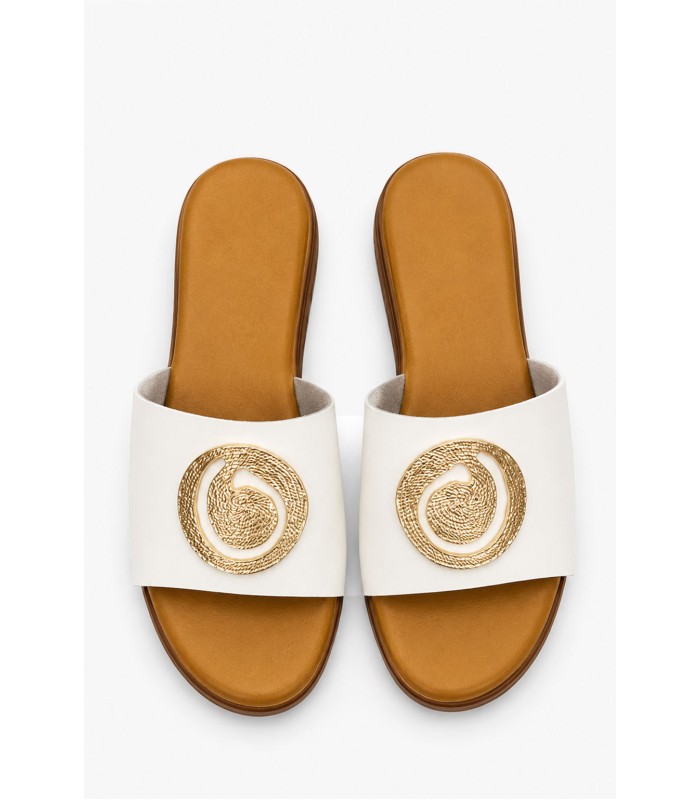 Λευκό flatform με χρυσό διακοσμητικό στοιχείο