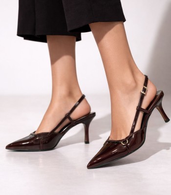 Καφέ γόβα λουστρίνι slingback με λεπτά λουράκια
