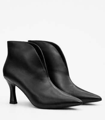Μαύρο ankle boot σε μυτερή γραμμή