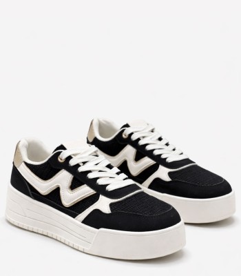 Μαύρο sneaker με λευκές λεπτομέρειες