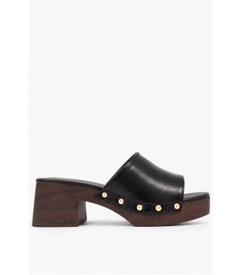 Μαύρα clogs με ξύλινη πλατφόρμα και χρυσά τρουκς