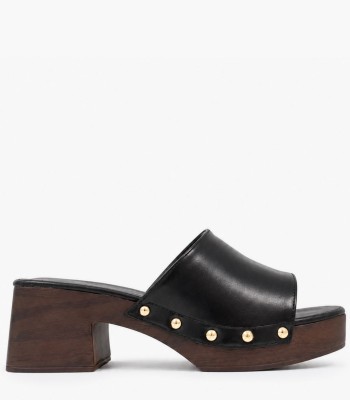 Μαύρα clogs με ξύλινη πλατφόρμα και χρυσά τρουκς