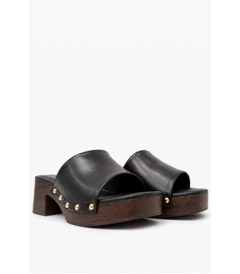 Μαύρα clogs με ξύλινη πλατφόρμα και χρυσά τρουκς
