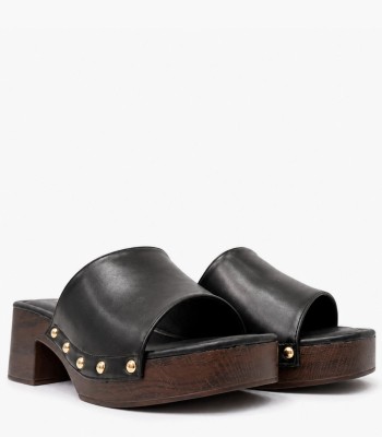 Μαύρα clogs με ξύλινη πλατφόρμα και χρυσά τρουκς