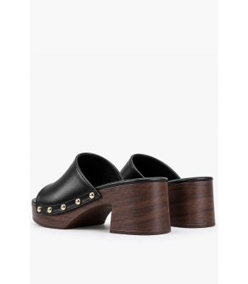 Μαύρα clogs με ξύλινη πλατφόρμα και χρυσά τρουκς