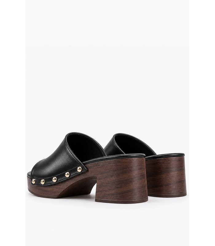 Μαύρα clogs με ξύλινη πλατφόρμα και χρυσά τρουκς