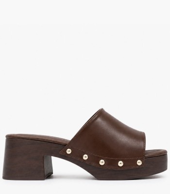 Καφέ clogs με ξύλινη πλατφόρμα και χρυσά τρουκς