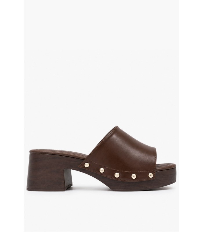 Καφέ clogs με ξύλινη πλατφόρμα και χρυσά τρουκς