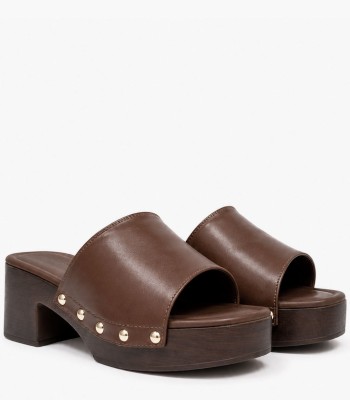 Καφέ clogs με ξύλινη πλατφόρμα και χρυσά τρουκς