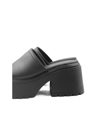 Flatform mule σε μαύρο χρώμα με χοντρό τακούνι και φαρδιά φάσα
