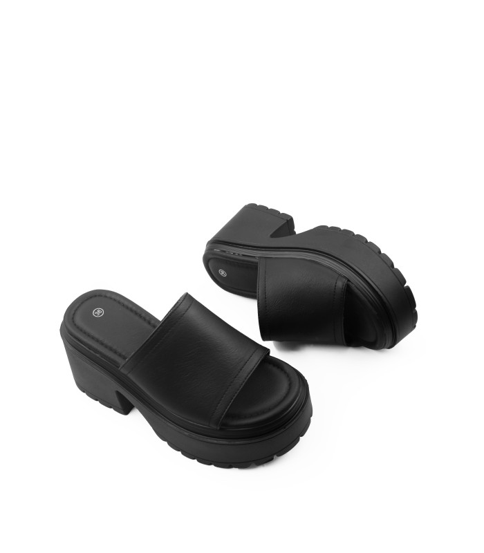 Flatform mule σε μαύρο χρώμα με χοντρό τακούνι και φαρδιά φάσα