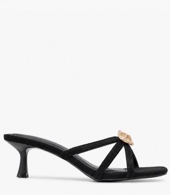 Μαύρα mules με χρυσό διακοσμητικό και kitten heel τακούνι