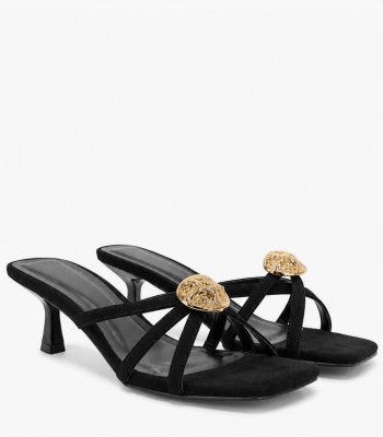 Μαύρα mules με χρυσό διακοσμητικό και kitten heel τακούνι