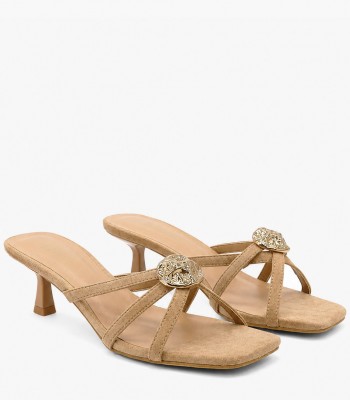 Χακί mules με χρυσό διακοσμητικό και kitten heel τακούνι