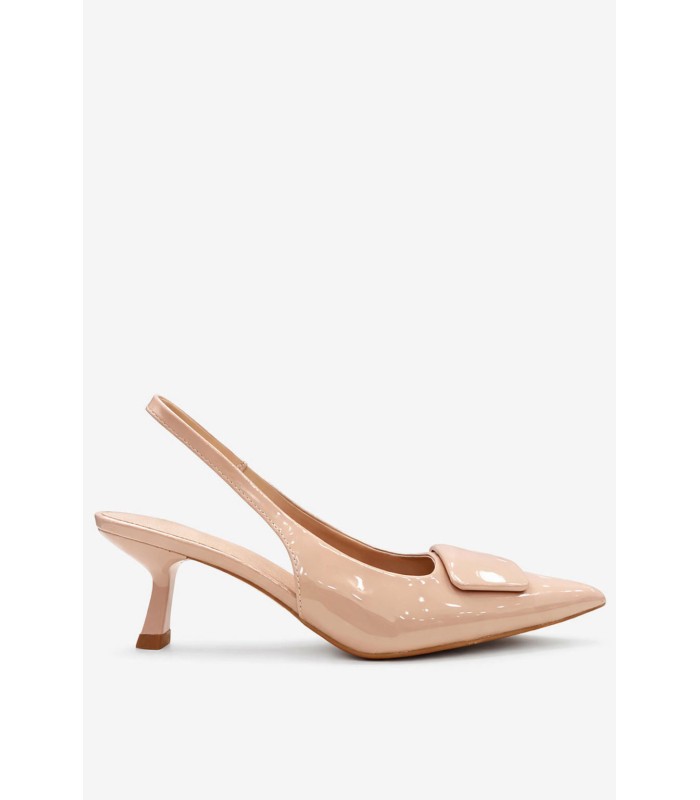 Μπεζ λουστρίνι γόβα slingback με αγκράφα και χαμηλό τακούνι