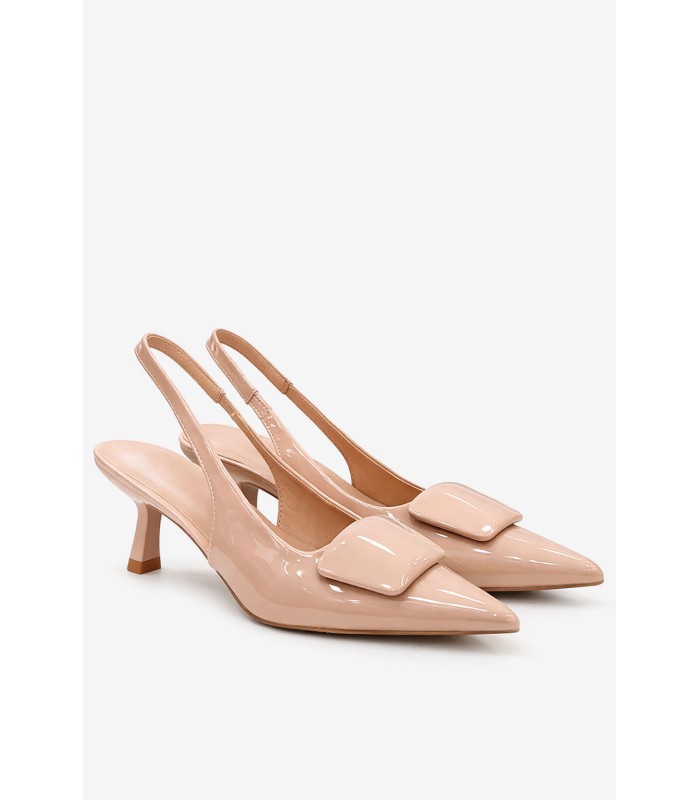 Μπεζ λουστρίνι γόβα slingback με αγκράφα και χαμηλό τακούνι