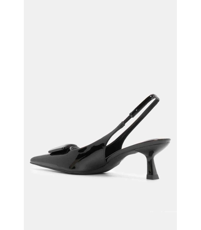 Μαύρη λουστρίνι γόβα slingback με αγκράφα και χαμηλό τακούνι