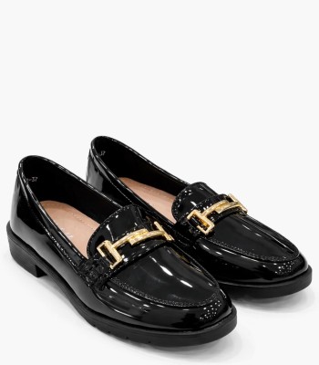 Μαύρο λουστρίνι loafer με διακριτική χρυσή αγκράφα