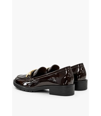 Καφέ λουστρίνι loafer με διακριτική χρυσή αγκράφα